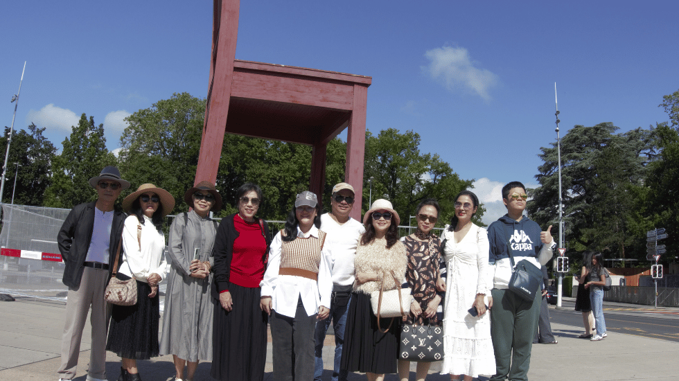 Geneva - Diễn viên Việt Trinh chụp ảnh tại